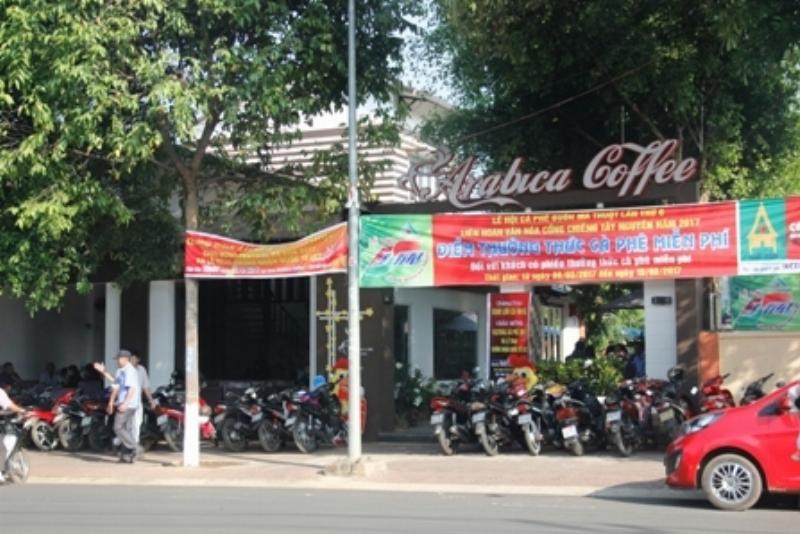 Ly cà phê Buôn Ma Thuột đậm đà hương vị tại quán ven đường ở Krông Năng